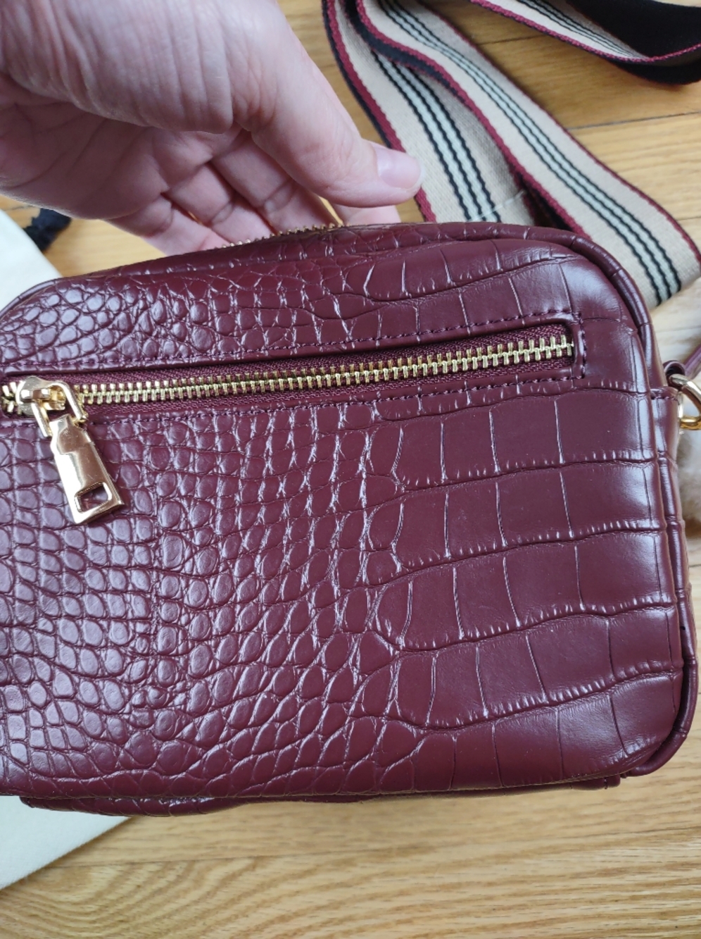 Pom Pom London Burgundy Croc-Embossed Crossbody Bag - Picture 6 of 8
